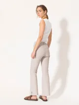 Pantalón de cuero ovino arrugado color gris, corte recto, con bolsillos delanteros y traseros, cierre metálico y tajos laterales en el ruedo.