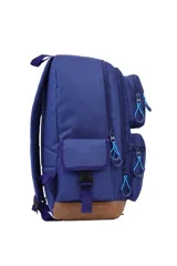 Mochila negra con base marrón, múltiples bolsillos frontales y laterales, tiras regulables y espalda acolchada.