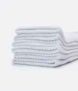 Kit de tres pares de medias deportivas blancas de caña media con suela de toalla.