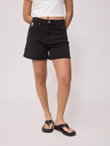 Short de jean celeste, corte regular, con bolsillos delanteros y traseros. Confeccionado en 98% algodón y 2% elastano.
