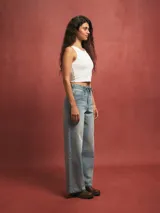 Pantalón de jean celeste de corte ancho, con cintura alta ajustable con cordón.