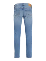 Jean slim fit de tiro bajo, color celeste, con cinco bolsillos y cierre con botón.