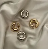 Set de aros trepadores plateados y dorados con forma de clip grueso.