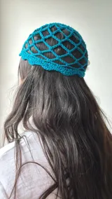 Gorro tipo vincha tejido al crochet, color azul.