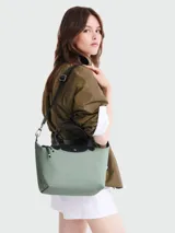 Bolso Longchamp modelo Le Pliage Energy, color verde agua con detalles en negro.