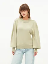Sweater color verde oliva con cuello redondo y mangas abullonadas.