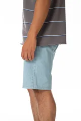 Bermuda de jean celeste, corte recto, largo hasta la rodilla, con costuras contrastadas, parche trasero de ecocuero con logo y confeccionada en Uruguay.