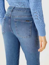 Pantalón de jean azul oscuro de tiro medio y corte skinny.