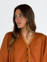 Vestido largo color beige, con escote en V, mangas 3/4 abullonadas y botones frontales.