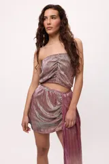 Top strapless negro con frunce en el frente y en la espalda.