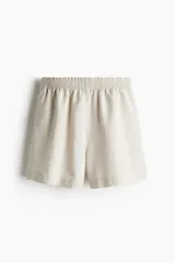 Short color crema de lino con cintura elástica fruncida y bolsillos laterales.