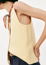 Chaleco de punto color amarillo pálido con cuello en V y cierre frontal con botones.