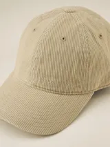 Gorra de béisbol azul de pana con visera curva y orificios de ventilación bordados.