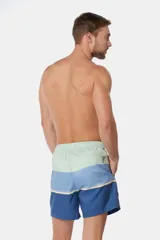 Short de baño azul con rayas horizontales en verde agua y amarillo. Cintura elástica con cordón ajustable, bolsillos laterales y suspensor de malla fina.