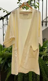Kimono largo color crema, confeccionado en tussor de algodón, con mangas anchas y bolsillos laterales.