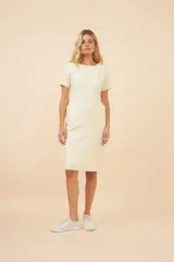 Vestido marrón de lana fina, corte a la rodilla, con cuello redondo, mangas cortas y bolsillos laterales.