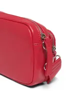 Bolso bandolera color rojo con diseño acolchado en forma de rombos. Tiene correa ancha ajustable y cierre con cremallera.