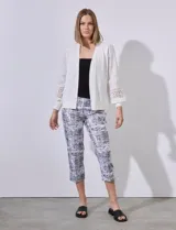Cardigan blanco de tejido combinado con mangas de broderie y puntilla, de corte recto y largo.