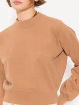 Sweater color camel de tejido cerrado, con cuello redondo y mangas largas.