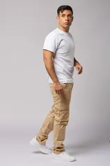 Pantalón cargo color marrón claro de gabardina, corte recto y tiro medio, con bolsillos laterales con solapa y bolsillos traseros.