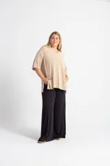 Remerón beige de algodón Pima, con mangas 3/4 y tajos laterales.