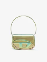 Bolso estructurado con acabado iridiscente en tonos arcoíris, incluye placa de metal Oval D y asa de cadena.
