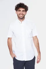 Camisa blanca de manga corta con cuello abotonado, bolsillo en el pecho y logo bordado.