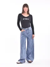 Remera negra de manga larga con estampa de flor en el frente.