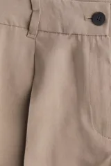 Short color beige de corte sastrero, con cierre y botón, bolsillos al bies y bolsillo trasero decorativo. Piernas con pinzas y pliegues adelante y atrás.