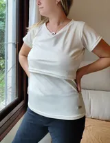 Remera color manteca con lurex, de corte recto y mangas cortas. Apta para embarazo y lactancia, con apertura para amamantar.