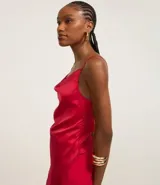 Blusa de tirantes finos color vino tinto, con escote drapeado (degagê) y acabado satinado. El bajo es asimétrico.