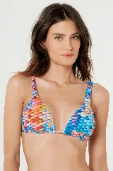 Conjunto de bikini con estampado de escamas multicolor. El corpiño es de triángulo con tirantes finos y la bombacha es de corte clásico con laterales fruncidos.