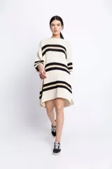 Vestido corto tejido en hilado de algodón con rayas horizontales negras y doradas sobre fondo blanco.