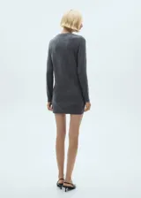 Vestido ajustado de punto en color gris, con manga larga y escote redondeado.