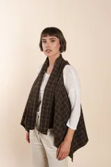 Chaleco marrón con diseño a cuadros, solapas anchas y bolsillos laterales.