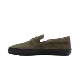 Mocasines Vans x Beatrice Domond Skate color verde oliva, confeccionados en gamuza con suela negra.