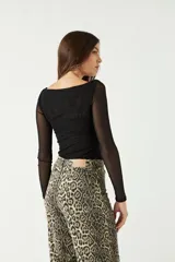 Top negro de manga larga con transparencia y tejido elastizado.