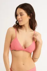 Top de bikini triangular color rosa con textura acanalada y tirantes finos.