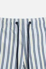 Bañador de hombre con rayas verticales azules y blancas, de corte medio, con cintura elástica ajustable con cordón, bolsillos laterales y trasero con solapa.