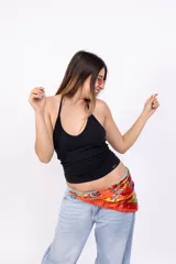 Top color beige con breteles finos y escote en V.