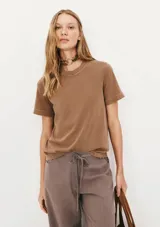 Remera color beige de corte clásico, con cuello redondo y mangas cortas.