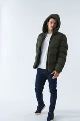 Campera puffer azul marino para hombre, con capucha ajustable, cuello alto, bolsillos con cierre y logo en goma.