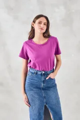 Remera azul de algodón peinado, corte recto, mangas cortas y detalle de vainillas laterales.