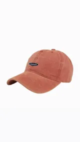 Gorro de béisbol color naranja de gabardina con visera curva y hebilla reguladora.