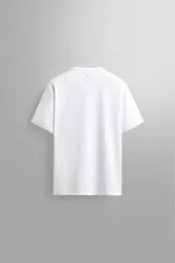 Camiseta blanca de corte holgado, cuello redondo y manga corta. Detalle de logo estampado en el bajo. Zara Athleticz.