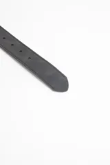 Cinturón reversible de cuero color negro de un lado y marrón del otro, con hebilla metálica plateada con el logo de Levi's grabado.