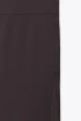 Calza capri de lycra color marrón oscuro, tiro alto y tejido combinado en tul a tono.