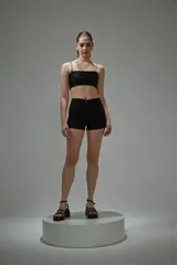 Short negro de tiro alto con bolsillos laterales y traseros.