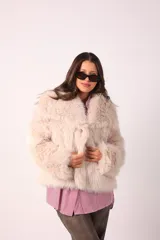 Campera de piel sintética color beige, de corte recto y mangas largas.