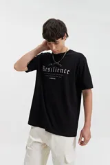 Remera negra de manga corta con cuello redondo y estampado frontal con la palabra "Resilience" en letras góticas y la frase "The world has changed established since 1976 // NLD mistral".